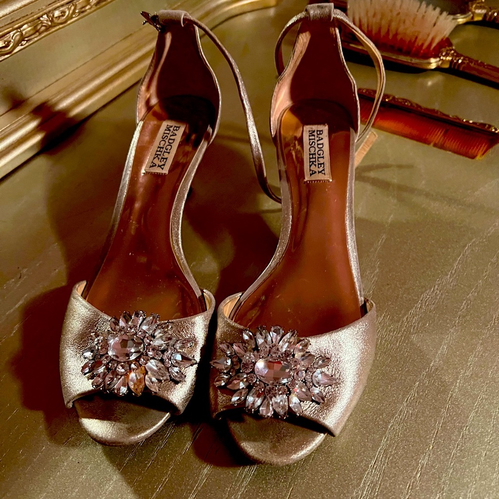 Golden sandals gorgeous almost new few details in pict .